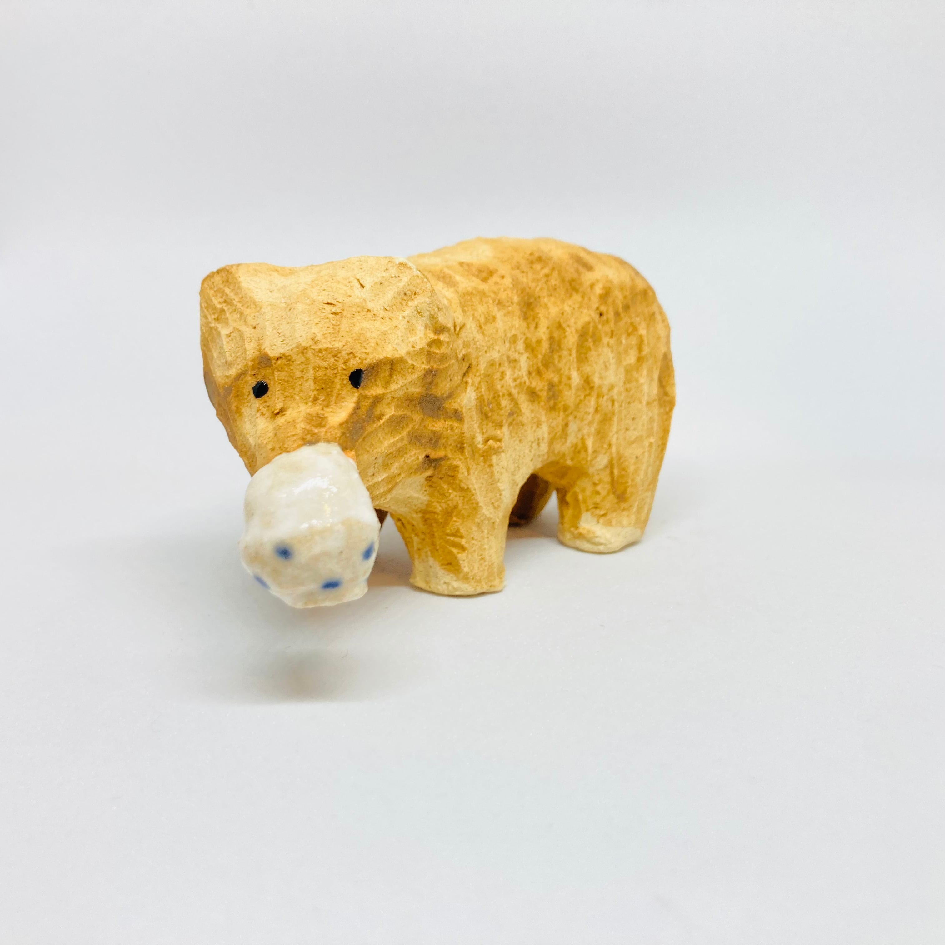 木彫り熊（ごはん）の置き物 / すずきたまみ / 陶芸作品 | ヤマトと