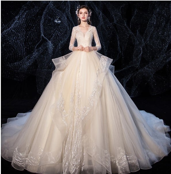 豪華！ ウエディングドレス 薄シャンパンの色 ラウンドネック トレーン