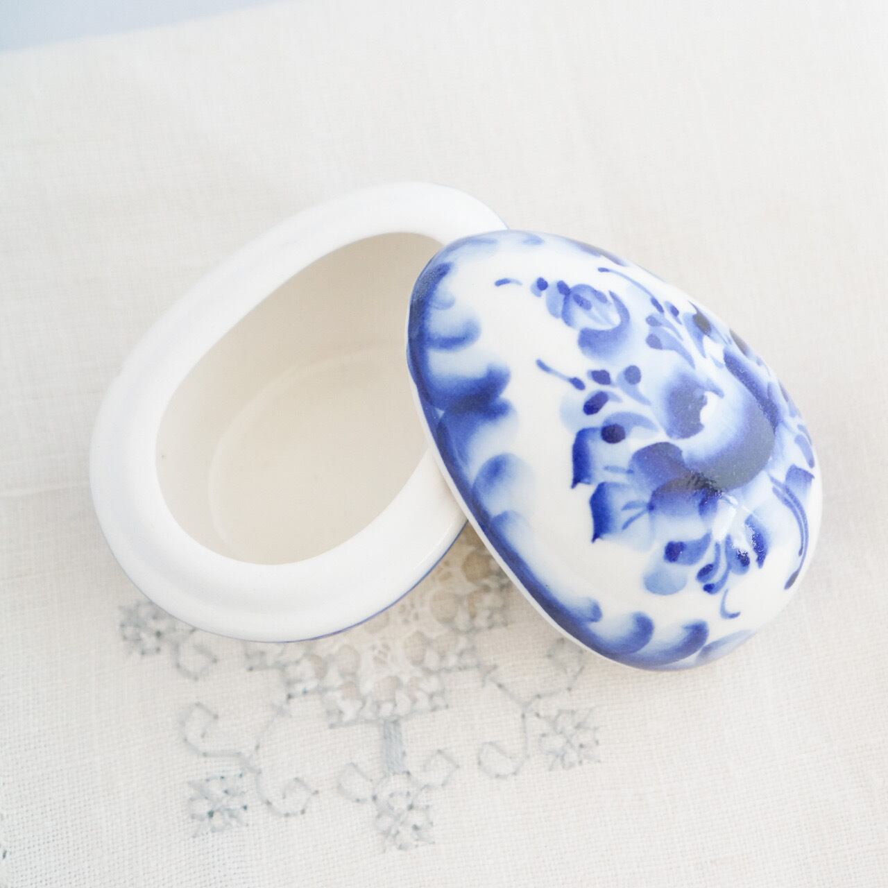 ロシアのグジェリ陶器 卵形蓋付の入れ物 | Anneli folkcraft ロシアのグジェリ陶器 卵形蓋付の入れ物 | Anneli folkcraft
