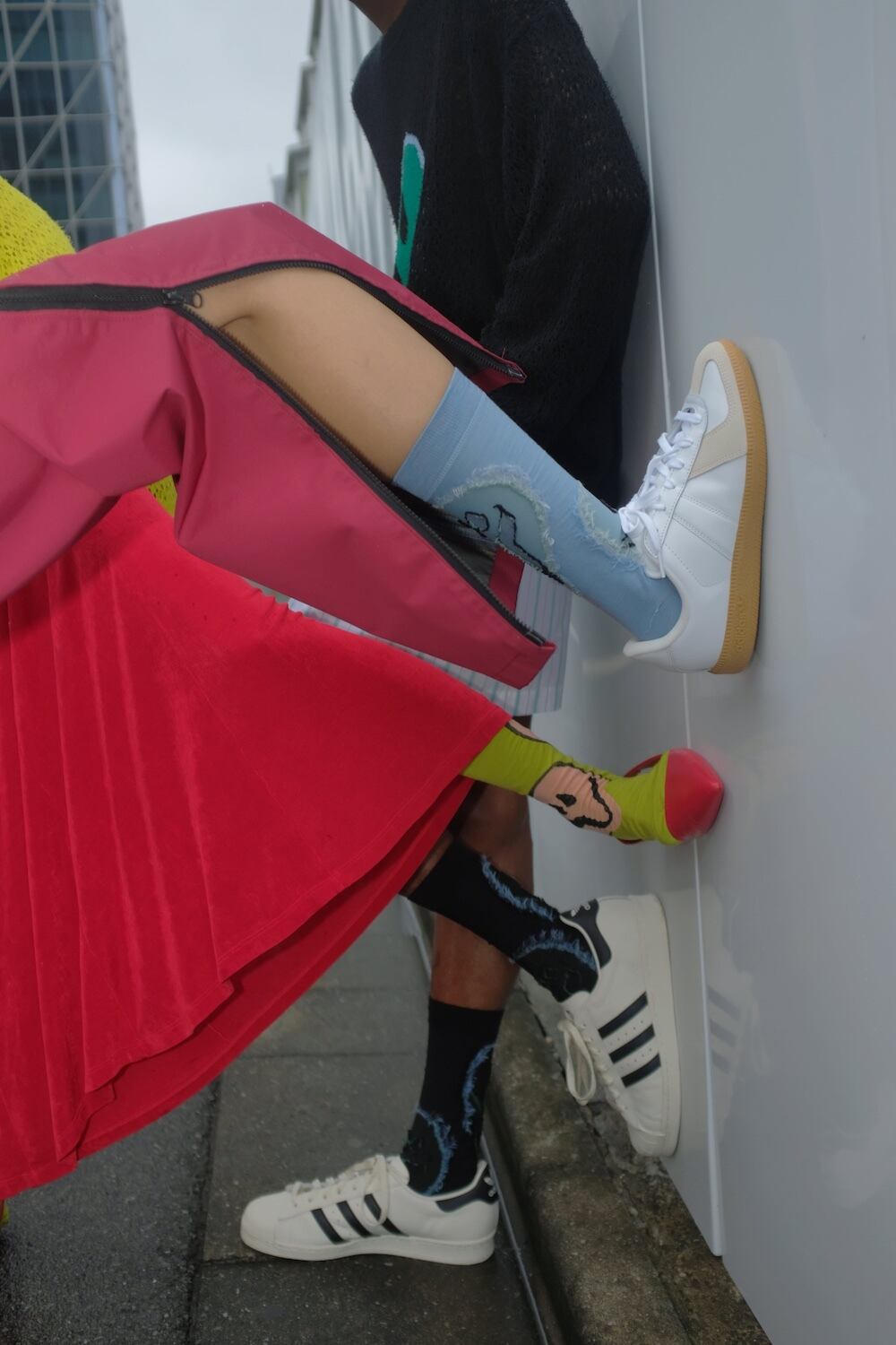 Kota Gushiken】Melted smile with frizbee reversible socks | TOLMA.