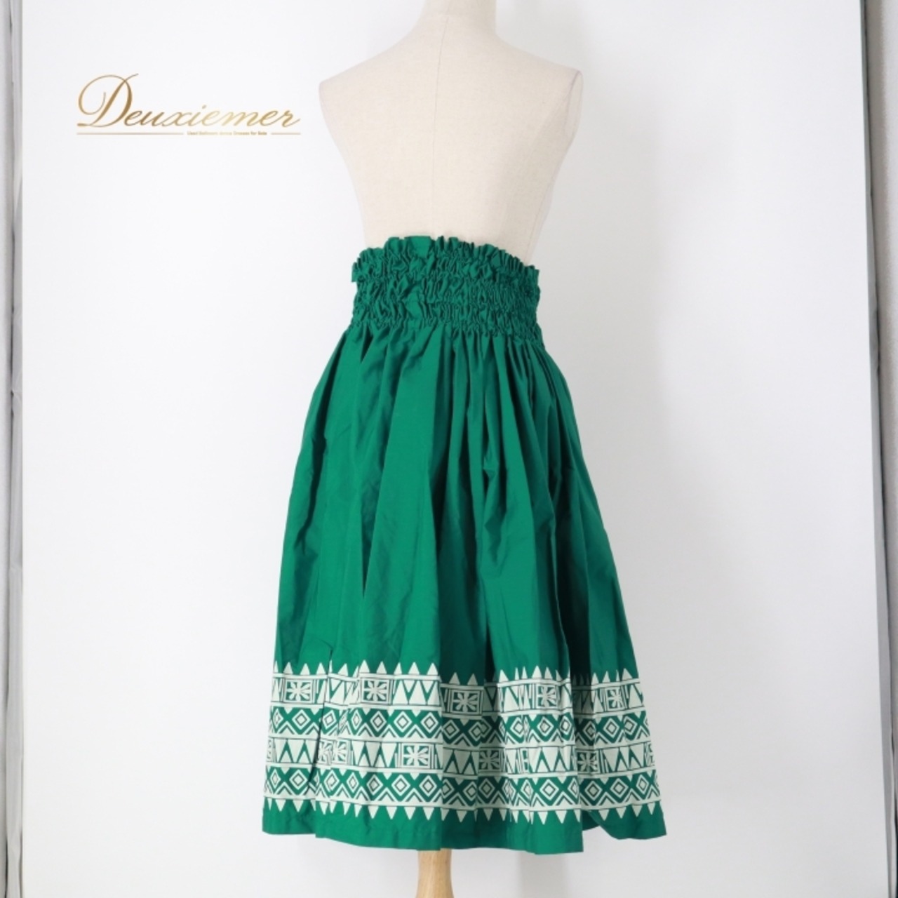 フラダンス 衣装 パウスカート グリーン系 HulaStyle カヒコ柄 ハワイアンプリント アロハ フラ ダンス シングル スカート フレア 華やか 鮮やか かわいい おしゃれ 大人 ホワイト系 緑 深緑 白 シンプル ダンス衣装 フラガール おしゃれスカート ハワイアンファッション エスニック 可愛いスカート カジュアルパウスカート レディースファッション 緑色系 フラダンス用スカート