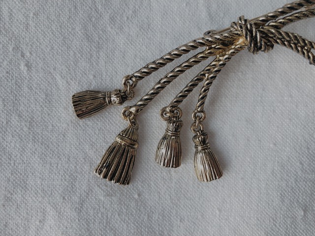 Vintage rope and tassel motif brooch