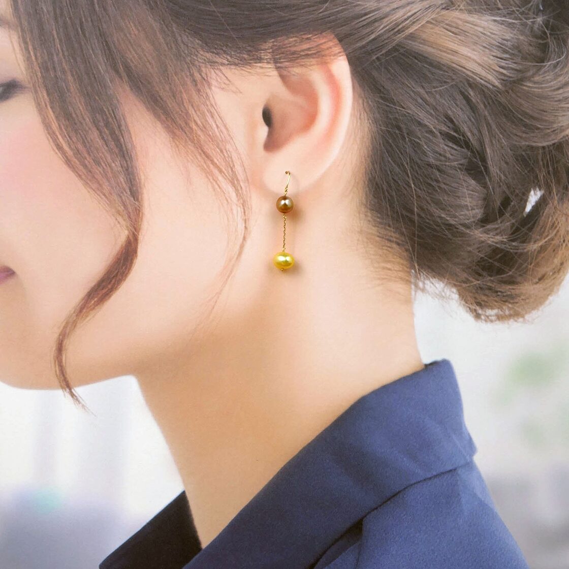 K18・フック＆チェーンアシンメトリーピアス〈ブラウン×イエロー