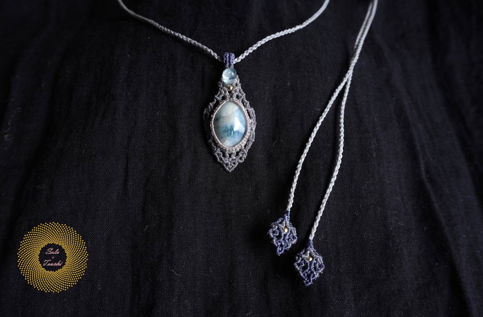 （ワックスコード）入りコン沢産 青翡翠とアクアマリンのマクラメ編みペンダント 〜水の流れるが如く〜