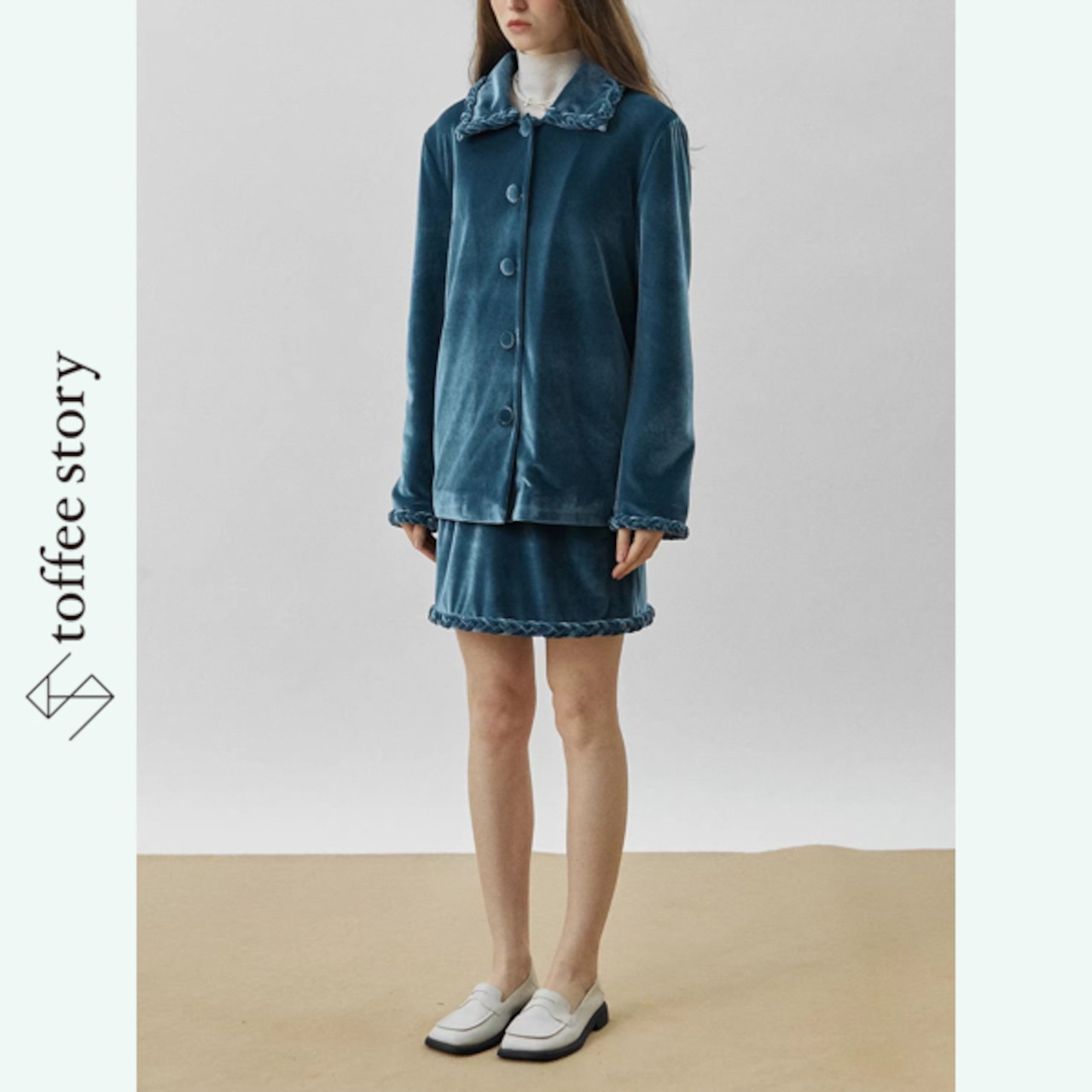 青影に光が走る刻印：ラペルショートコート《XU0268》