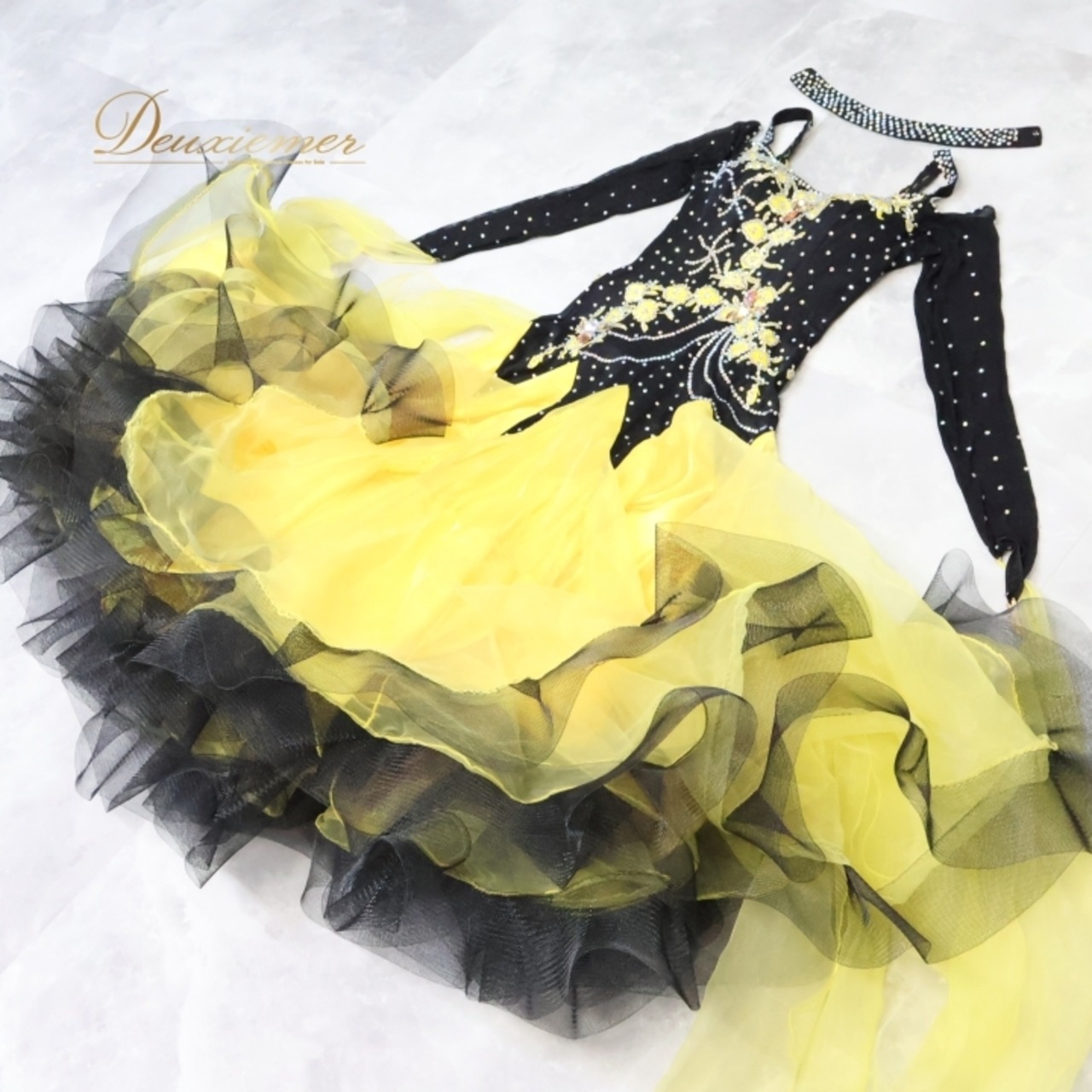 社交ダンス 衣装 スタンダードドレス ドレス ワンピース 黄色 黒 フリル フロート デモ 競技 ダンス パーティ 発表会 ブラック系 イエロー系 フェミニン ショーダンス ドレスデザイン ボリューム ステージ衣装 裾フリル 華やか パフォーマンス 競技会用 ゴージャス