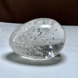 1.透明度高く大きい水晶たまご・可愛い台座付き