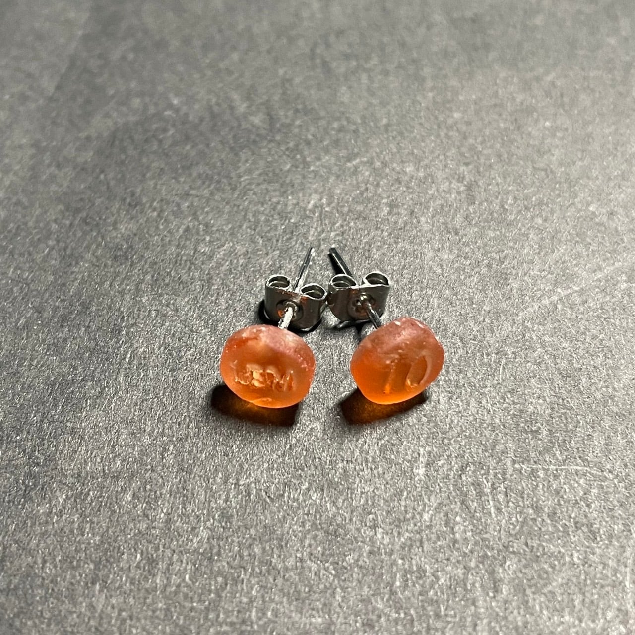 デエビゴ10mg型リアルサイズスタッドピアス(クリアオレンジ) | k@小判