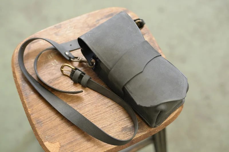 グレーの6丁差しのシザーケース | 革製品のオーダーメイドの店 アリノハネ