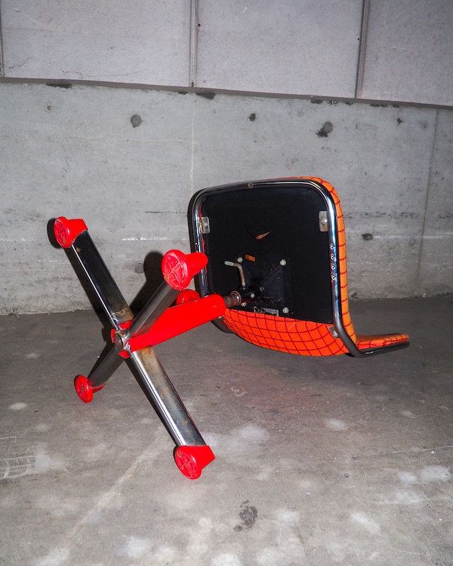 Height-adjustable check chair