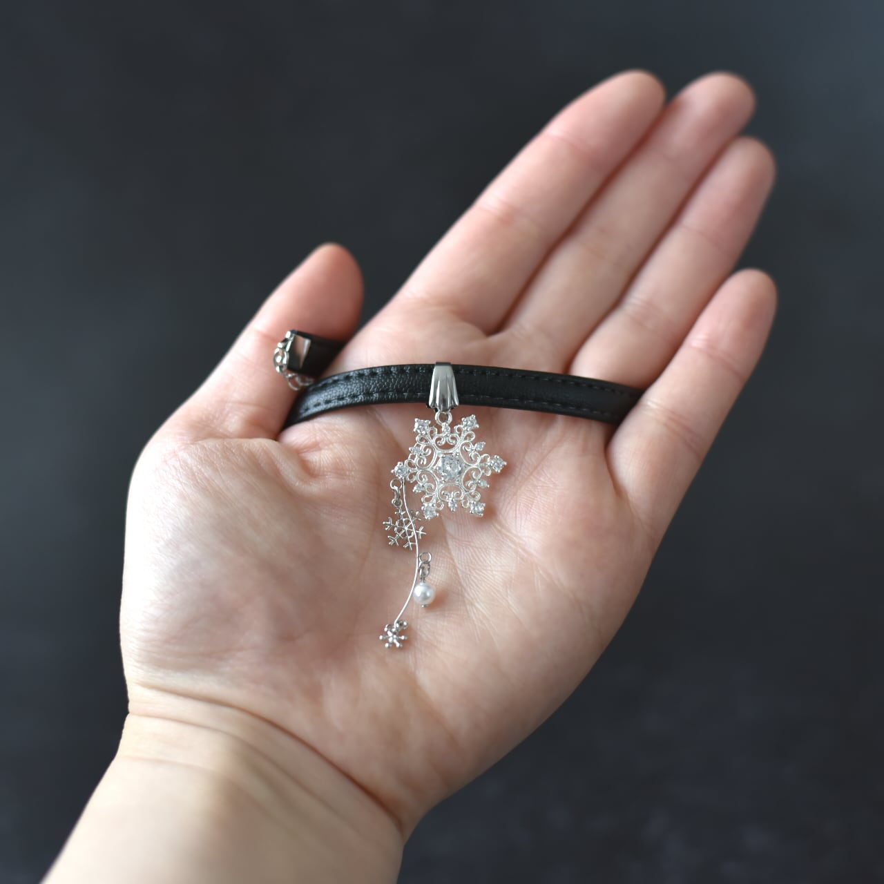 氷紗の残光｜大小様々な雪の結晶が美しく揺れ動く黒合皮のチョーカー