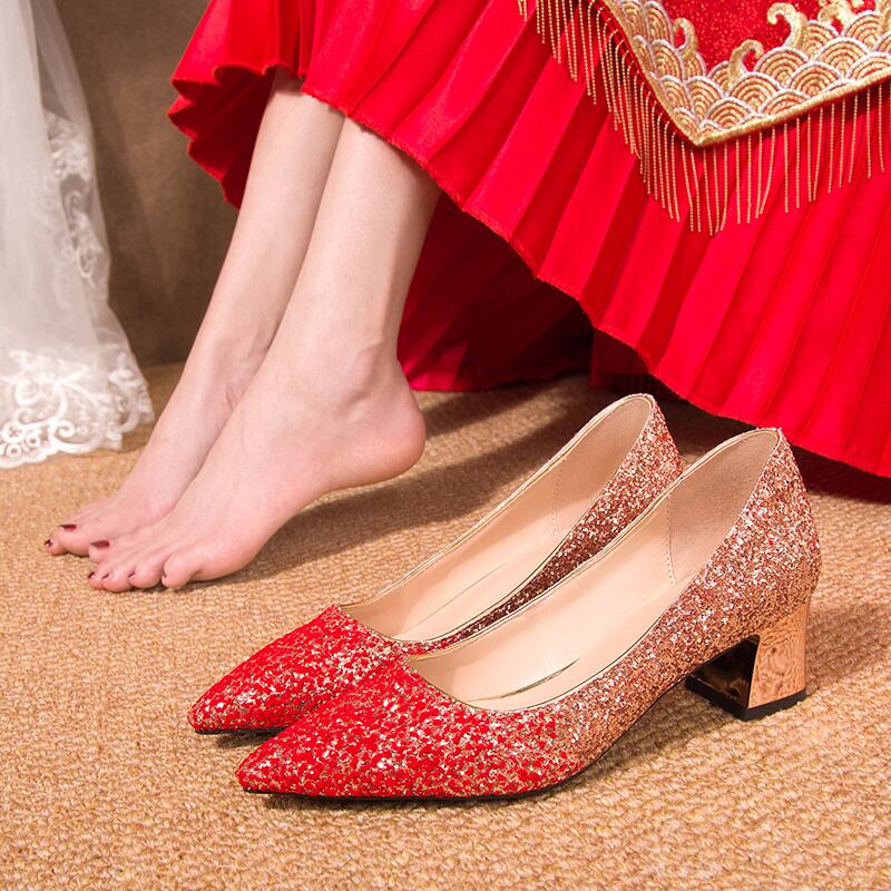 パンプス シューズ くつ 靴 クツ レディース パーティーシューズ フォーマルシューズ 太ヒール ポインデットトゥ キラキラ ラメ 美脚 脚長 きれいめ 上品 エレガント フェミニン シック おしゃれ 綺麗 フォーマル かっこいい クール モード系 セクシー 個性的 レトロ 22cm 22.5cm 23.0cm 23.5cm 24.0cm 24.5cm レッド 赤 無地 春 夏 秋 冬 記念日 食事会 送料無料 結婚式 二次会 演奏会 デート パーティー イベント 10代 20代 30代 40代 モテ