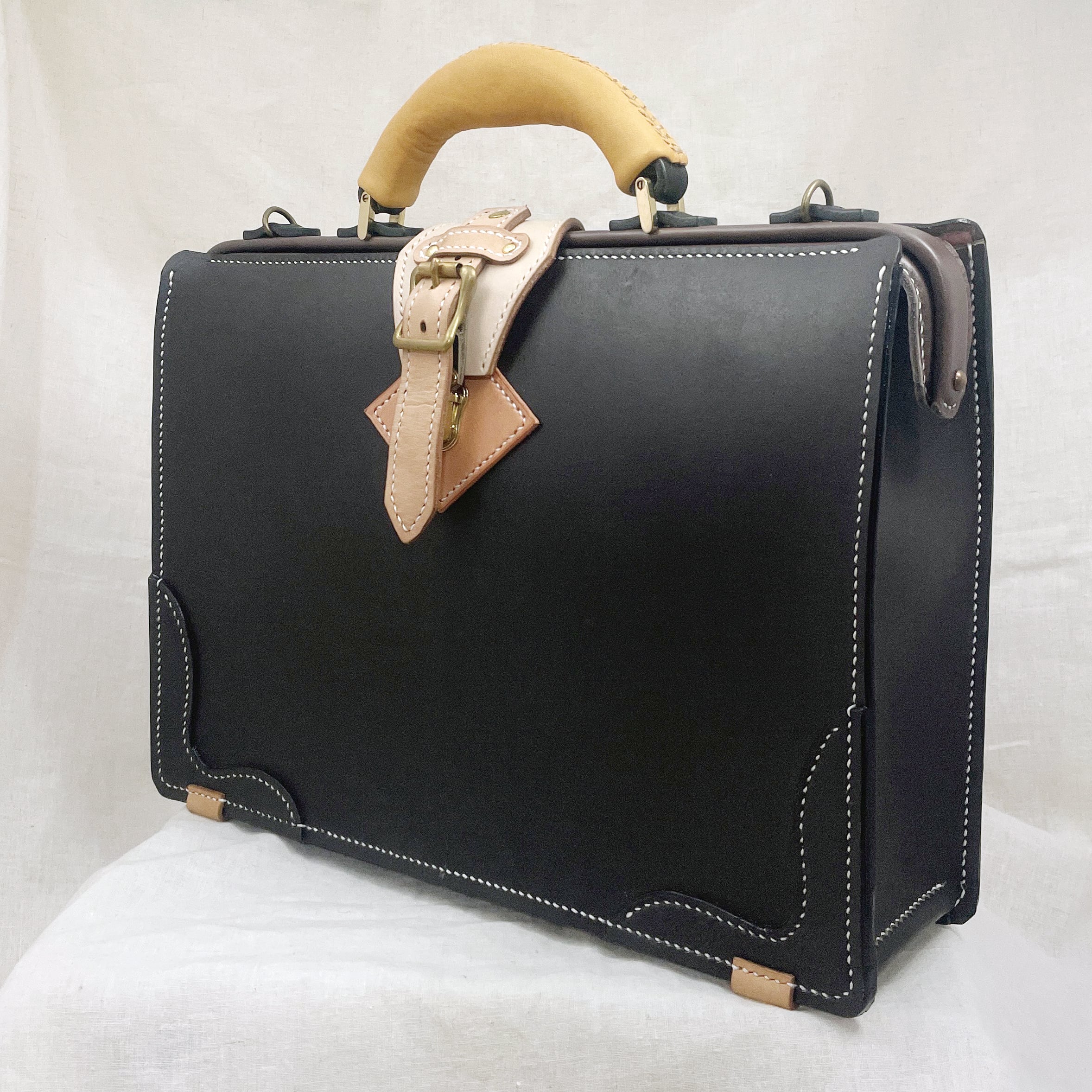 ダークブラウンの薄マチのダレスバッグ A4サイズ対応 クリアファイルも