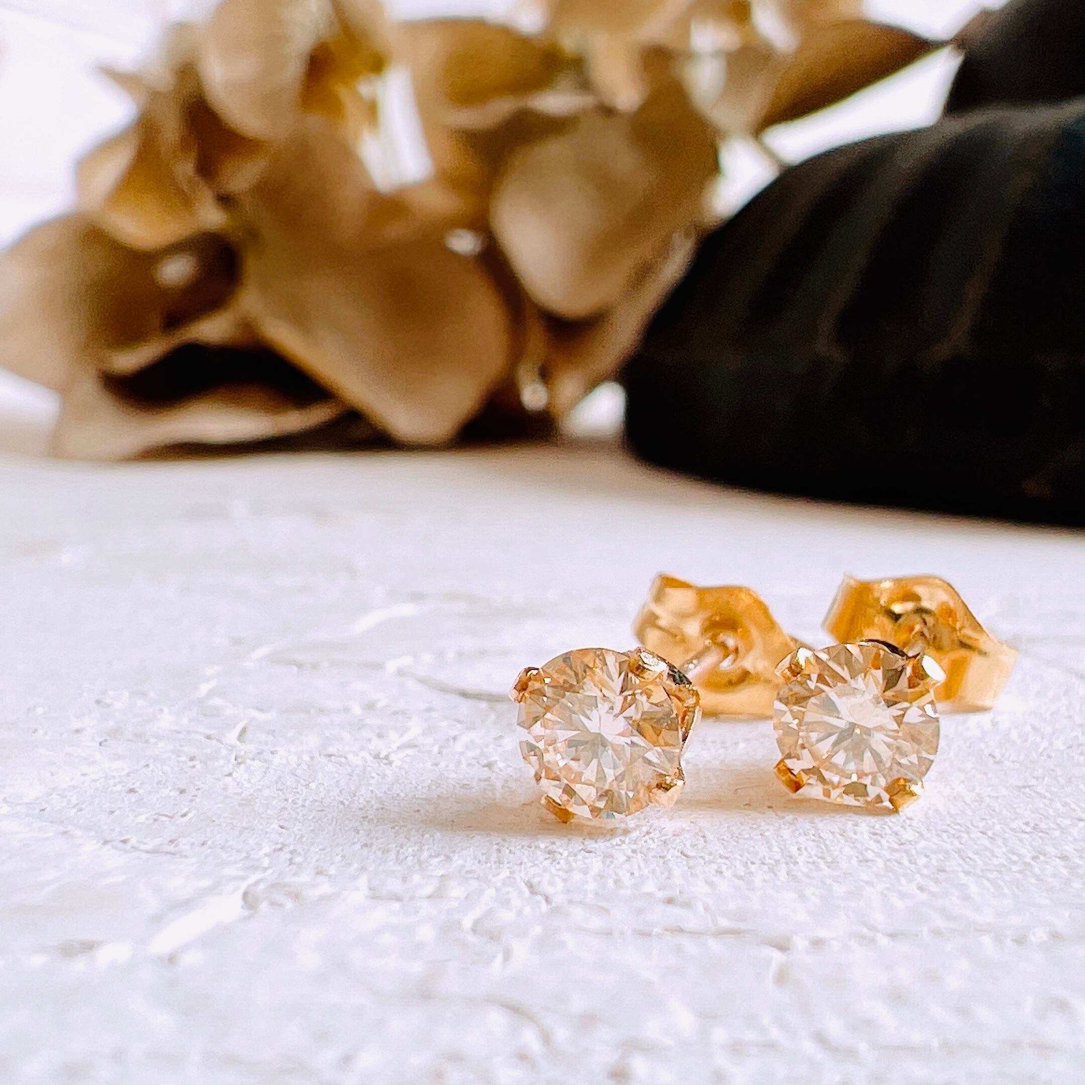 14kgfモアサナイトAAAラウンドピアス】4mm シャンパンカラー | Anemoon