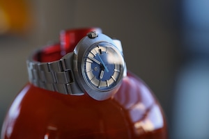 【OMEGA】 1970年代製 『ジュネーブ ”ダイナミック” 』レディース 立体2トーン仕様 ネイビー×シルバーダイヤル 純正ブレス仕様 自動巻き / Genève / Vintagewatch / Cal.681 / DYNAMIC