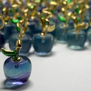 ブルー系☆フローライトりんごペンダントトップ