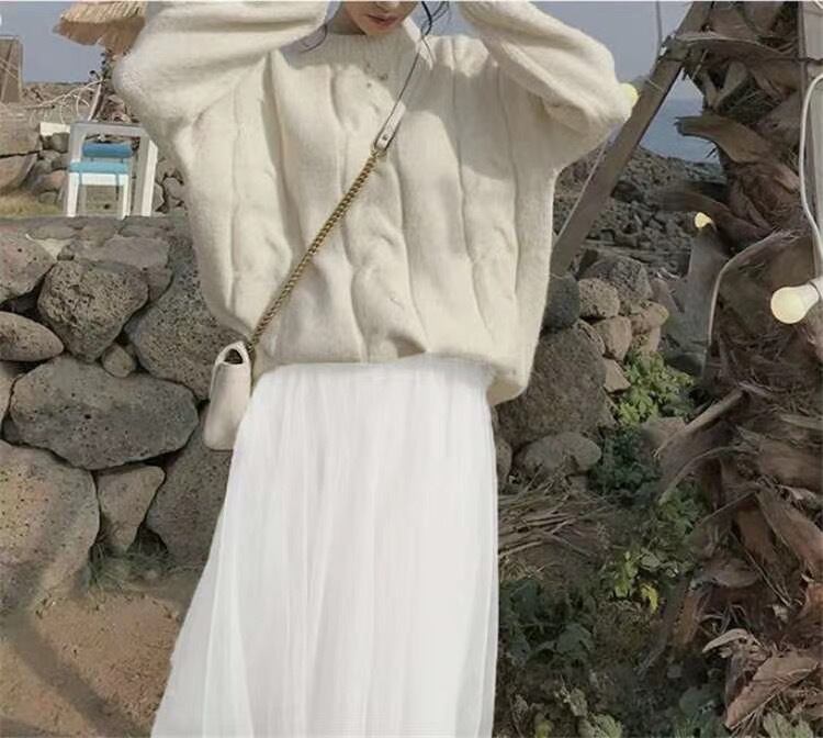 ラウンドネックケーブル編みニット