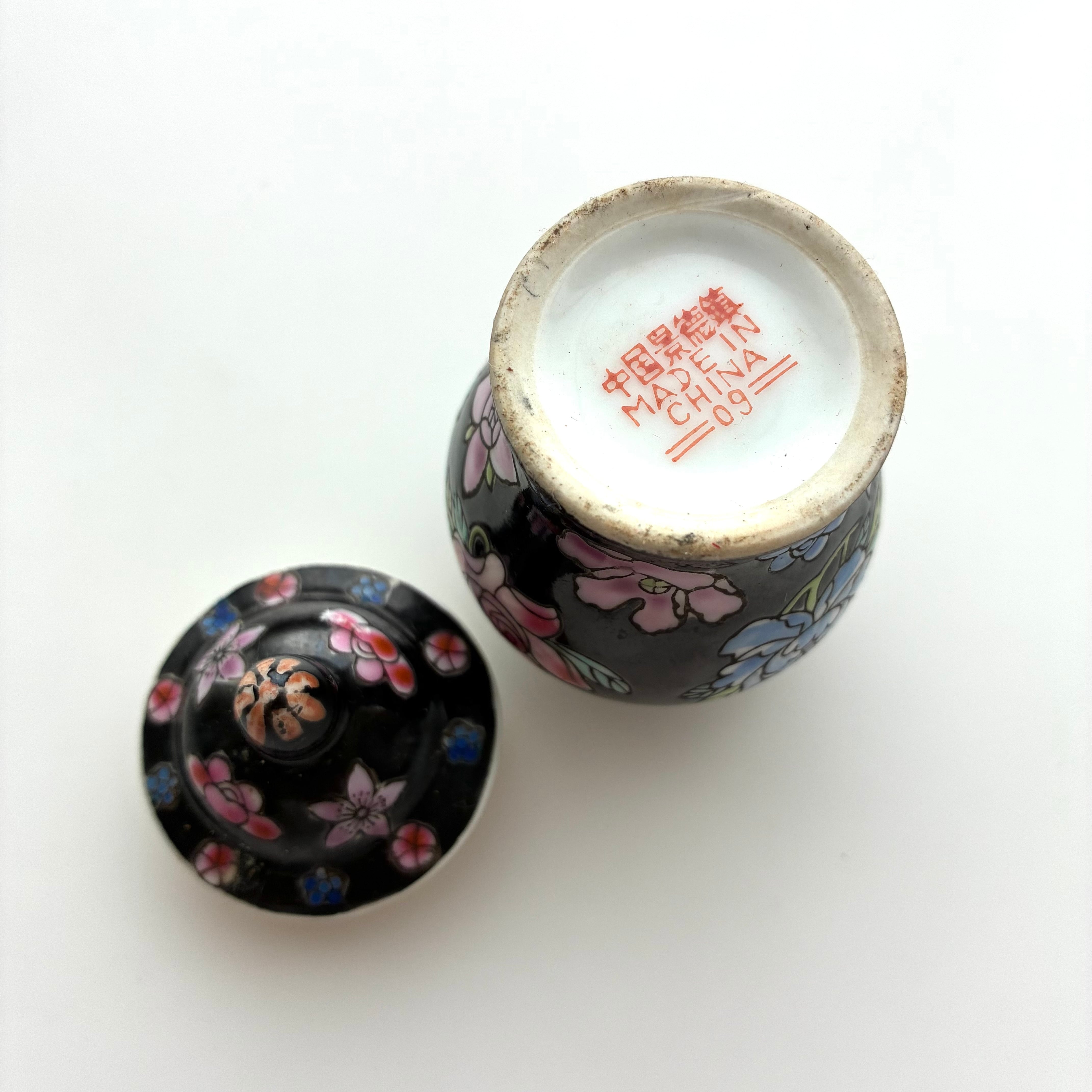 粉彩洋蓮の小壷＃黒（80年代景徳鎮デッドストック） | 旅百貨 寿百貨