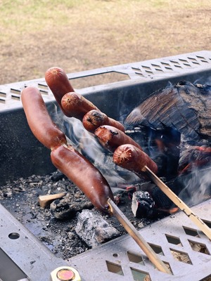 【ちょっとサビ有OUTLET】魚の串焼きができちゃう体験型焚き火台「野良グリル」キャンプ場常設・イベントにも　黒皮鉄　日本製