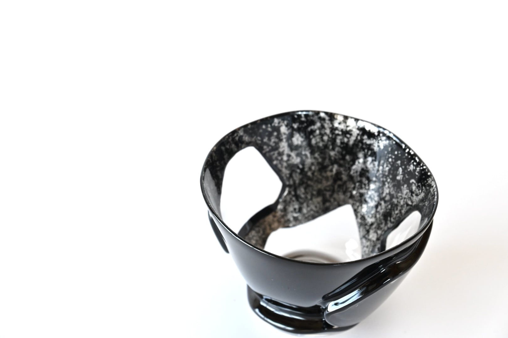 漆の芸術酒器】薄さ1mm、漆のみでつくられた飲み口 [ぐい呑み / 黒銀
