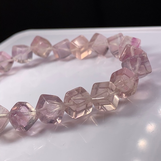 no2 可愛い色合い꙳★*ﾟフローライトキューブブレスレット