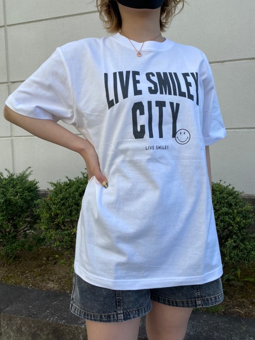 SMILEY FACE (スマイリーフェイス) LIVE SMILE CITY プリント Tシャツ ホワイト SMT-003