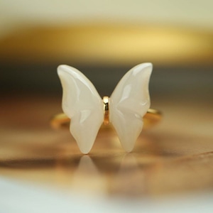 蝶々のリング - 日常のどんなシーンにも調和 R444