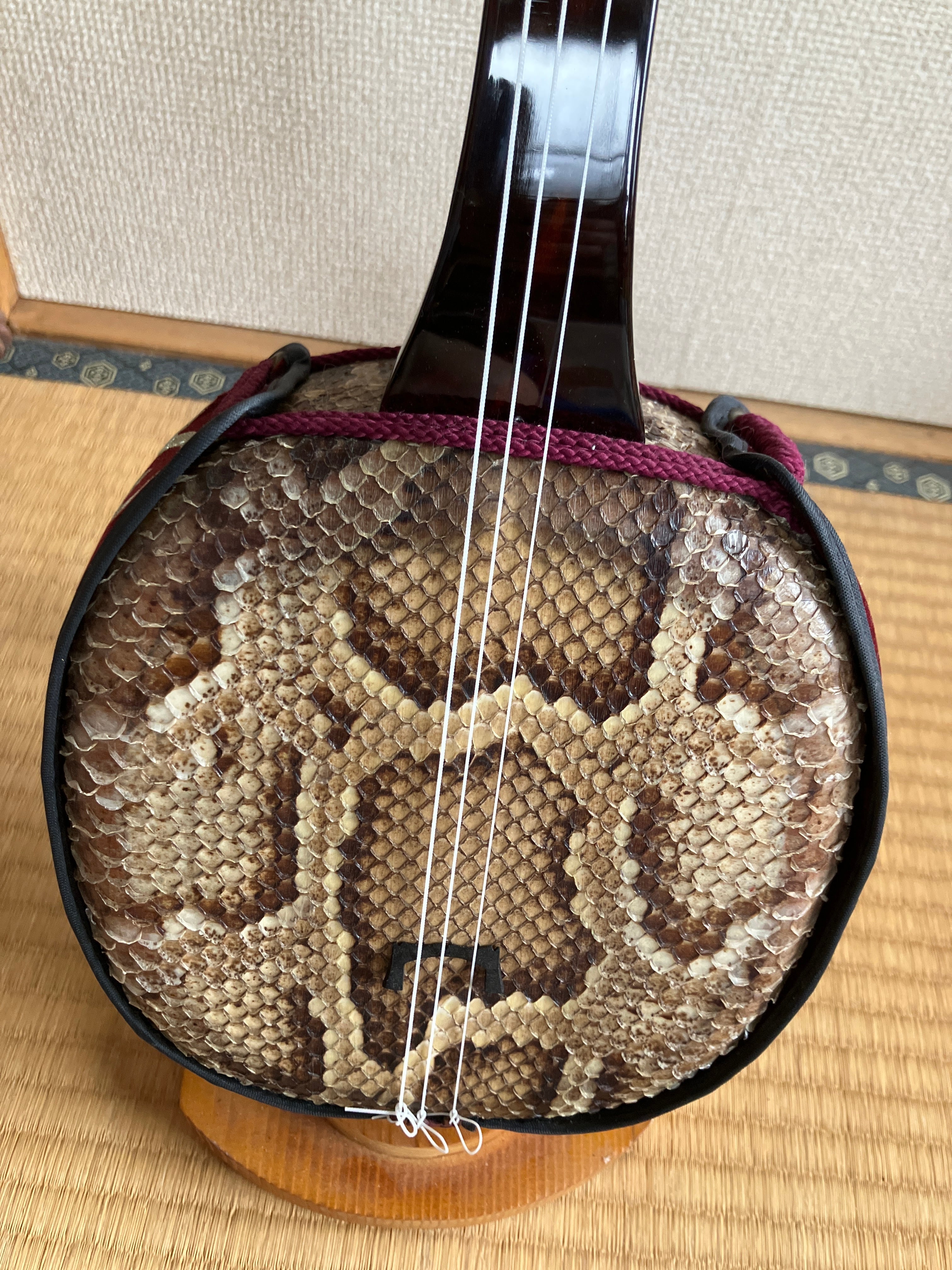 匠 工芸士仲嶺盛文作上級黒檀マカビ型スンチ仕上げ黄本皮 | クオレ三線
