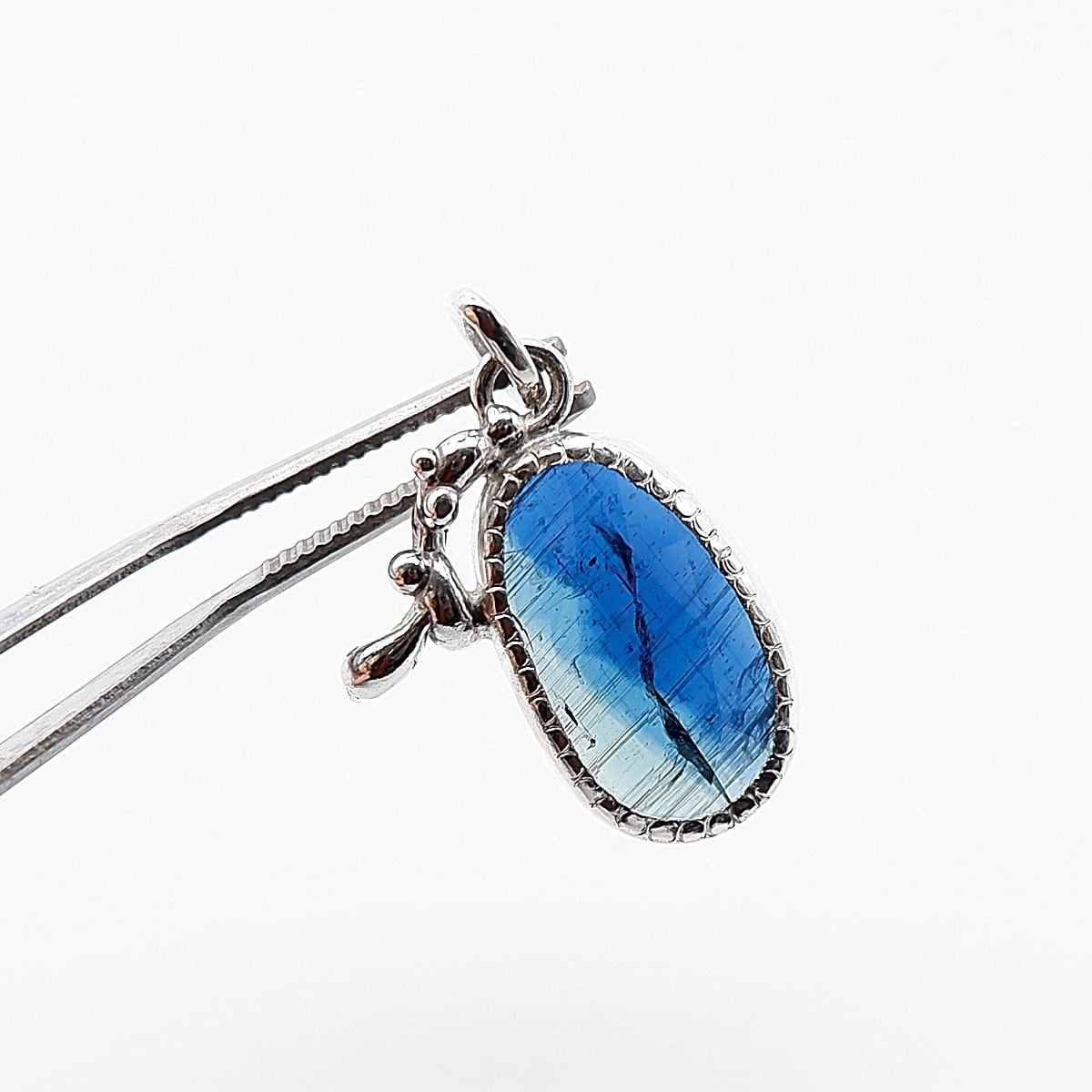 青と緑の境界～ バイカラーカイヤナイトのデザインペンダント 天然石