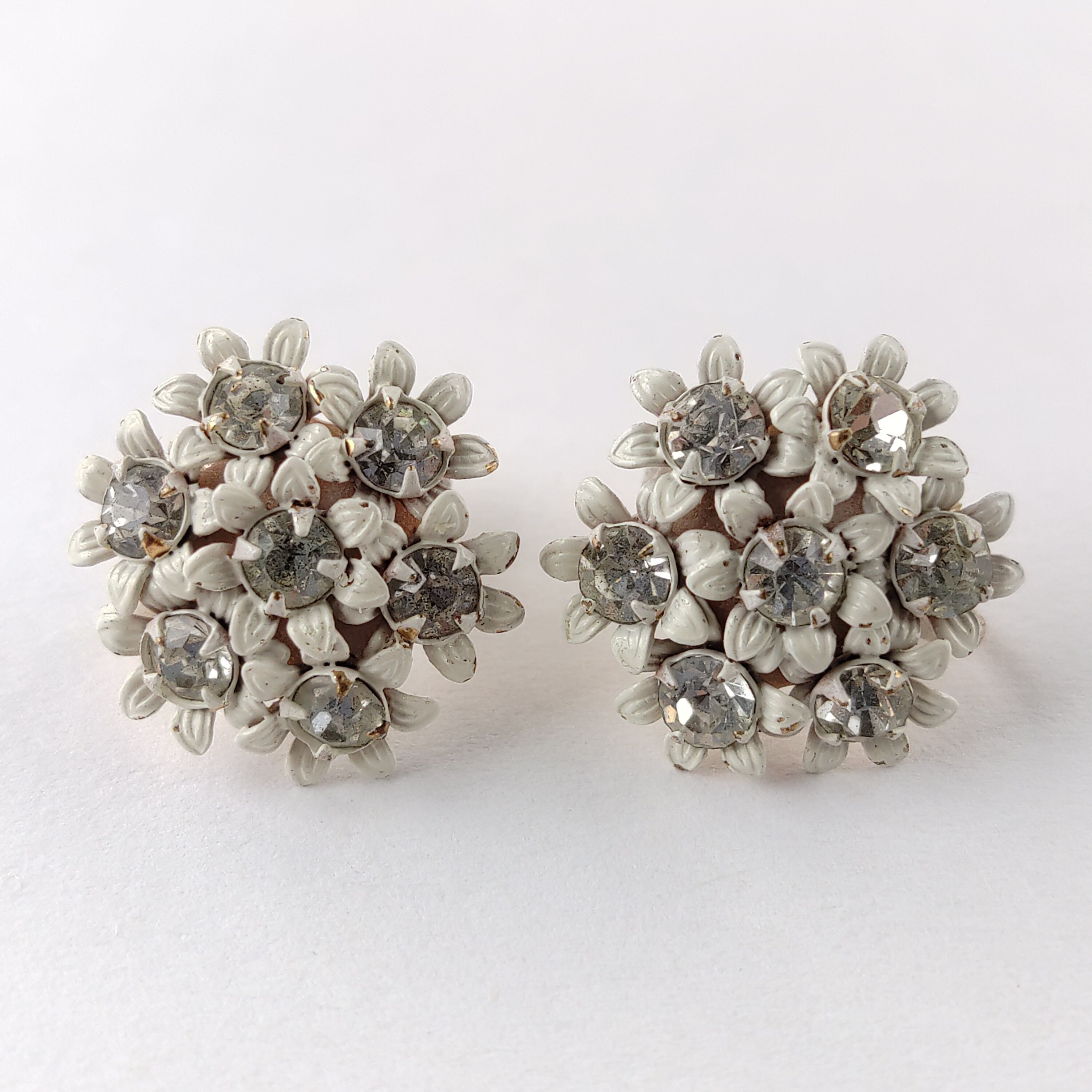 white enamel flower rhinestone vintage earrings ヴィンテージ