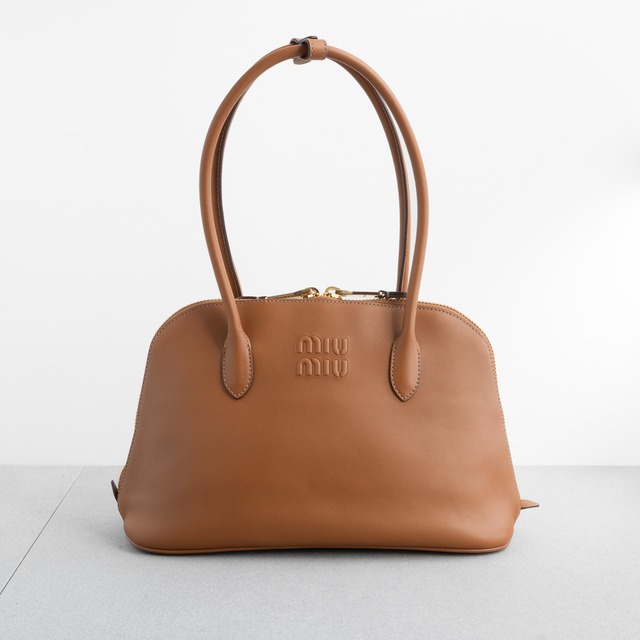 MIU MIU エンボスロゴ レザー ハンドバッグ コニャック