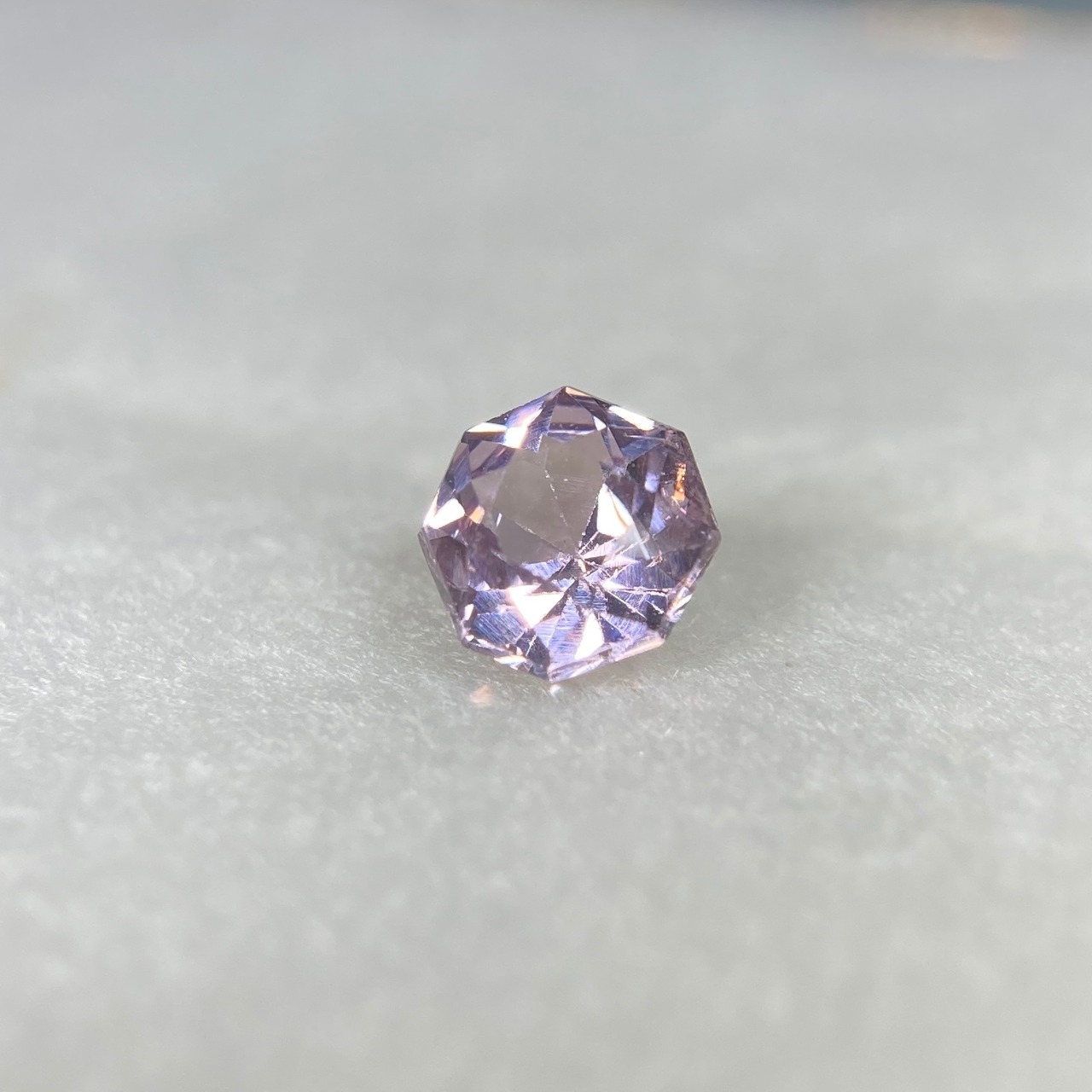 お花みたいなスピネル 訳あってお買い得  約5.0mm*3.3mmmm r-0400