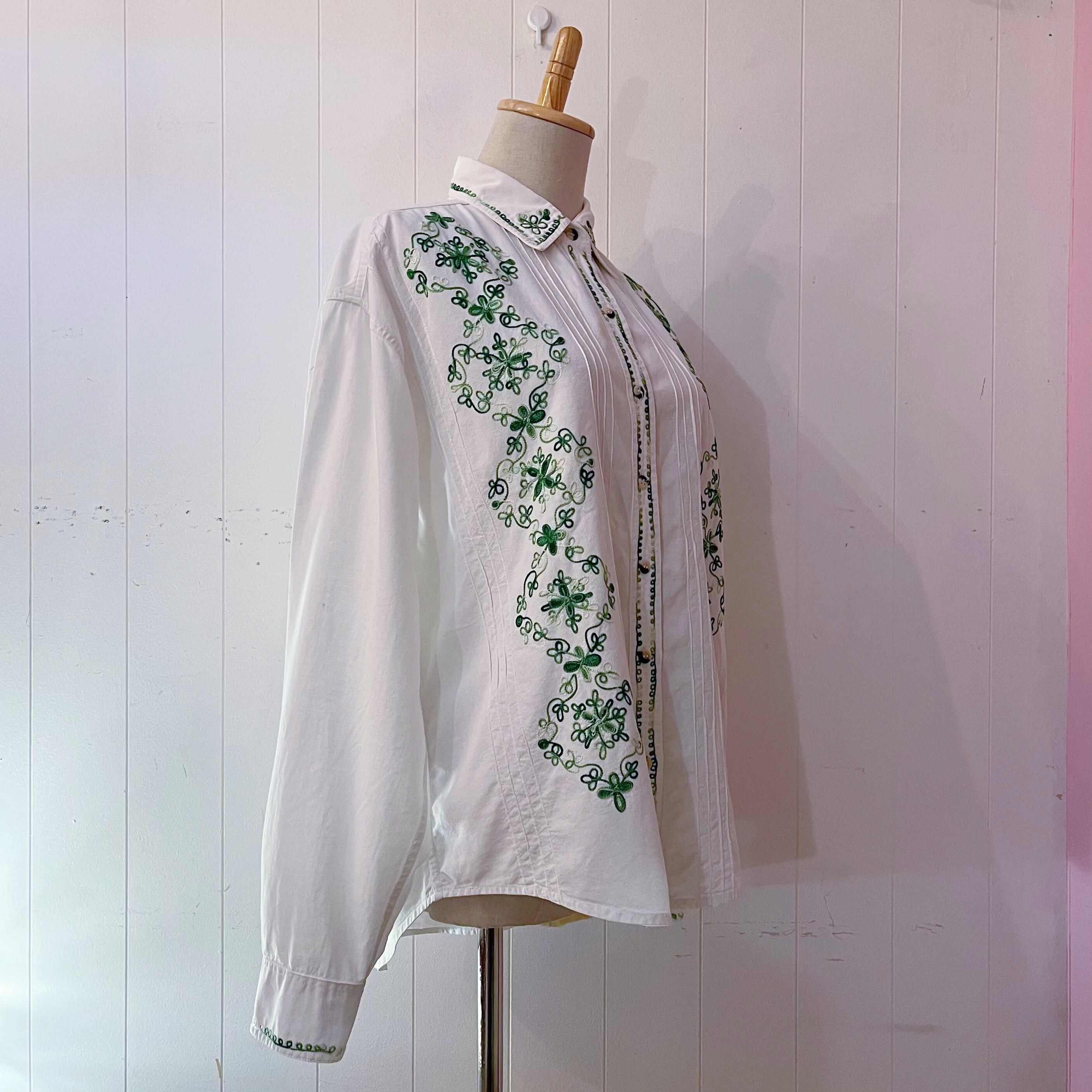 clover embroidery white shirt