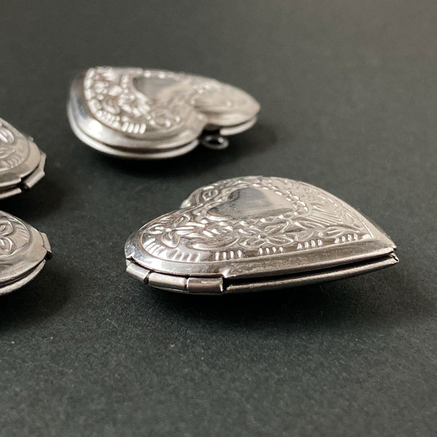 再入荷〉草花模様ハートのロケットチャーム（29mm） | Dua