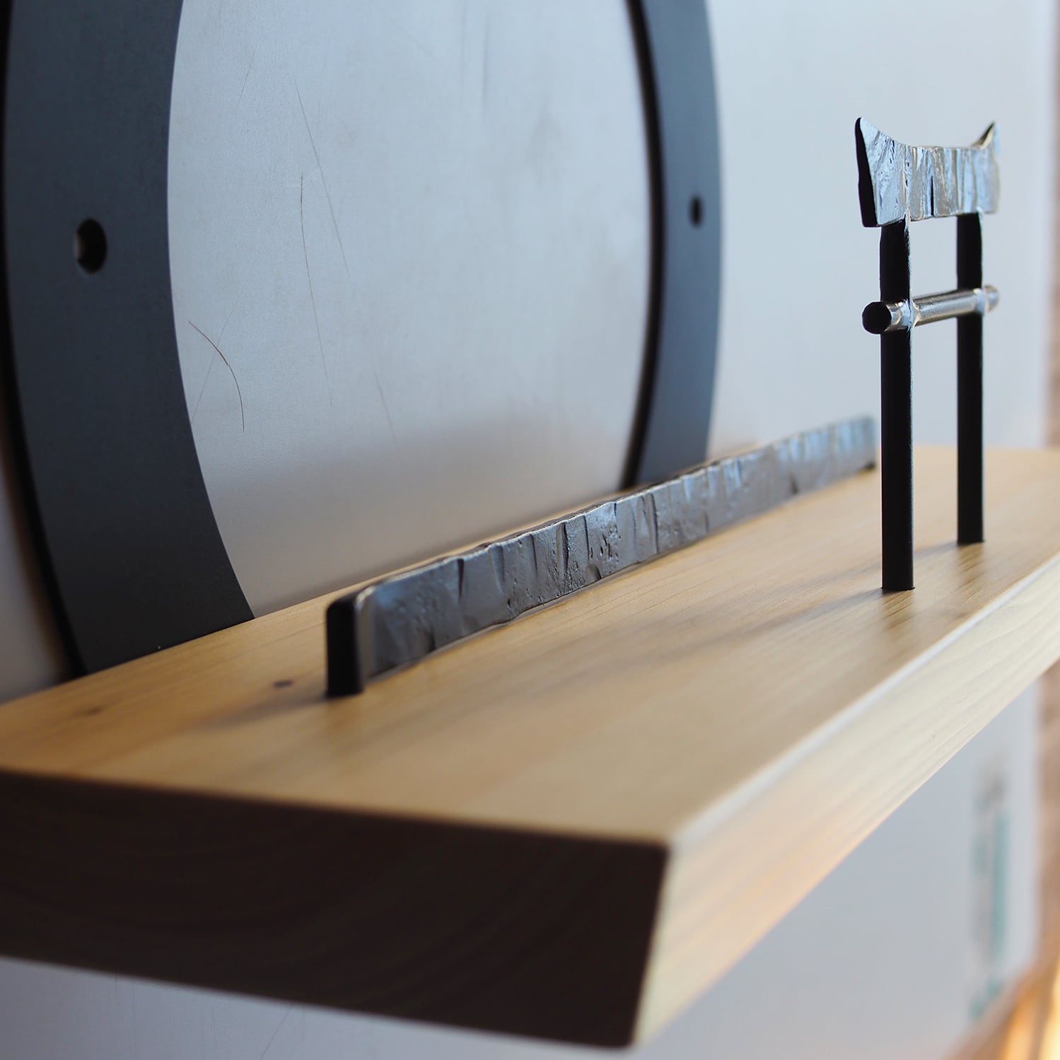 壁付け］アイアンのモダン神棚（御札三枚）鉄の輪 + 鍛鉄の鳥居 × 国産