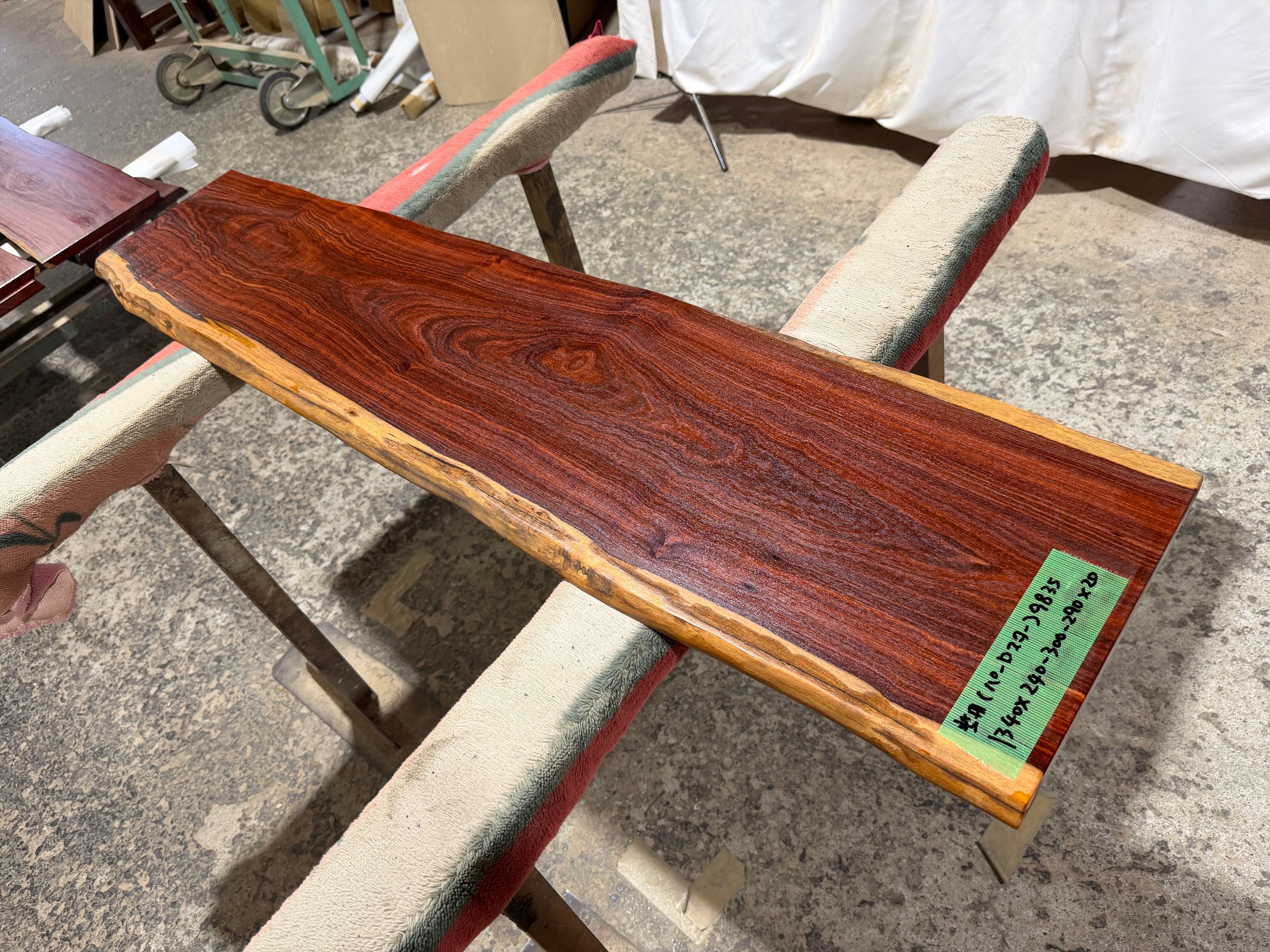 紫檀(パーロスター)9835 一枚板無垢 乾燥材 1340x240-300-290x20mm カウンター 棚 テレビ台 花台 DIY 窓台 ローテーブル