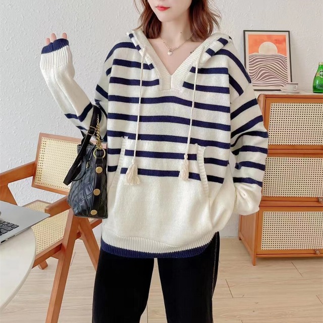 【送料無料】4色 長袖ニット フーディー プルオーバー フード付き ストライプ ボーダー レトロ トップス 長袖 個性的 シンプル かわいい 大人可愛い きれいめ おしゃれ お洒落 キュート ラブリー カジュアル 主役級 存在感 レディース 柄 秋 冬 10代 20代 30代 女性用 女の子 学生 通学 デート お出かけ 女子会 休日 着回し 普段使い 重ね着 韓国 韓国系 オルチャン ファッション コーデ スタイル インスタ映え トレンド ワンサイズ ネイビー レッド グレー ブラウン db4261