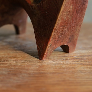 凛々しく立つ、ずっしりと力強い犬 3