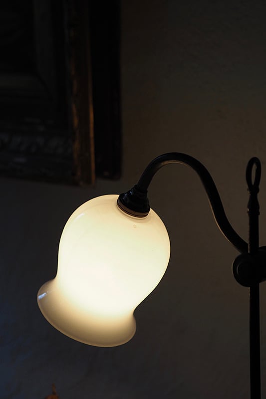 ミルクガラスシェードのデスクライト-antique desk light