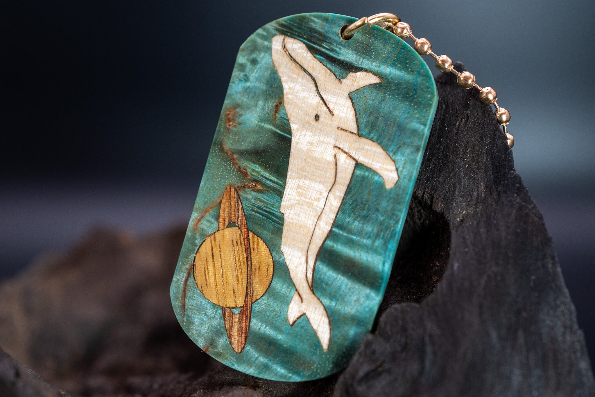 【翠玉】 スタビライズウッド マスールバーチ ドッグタグ 象嵌 勇魚と惑星