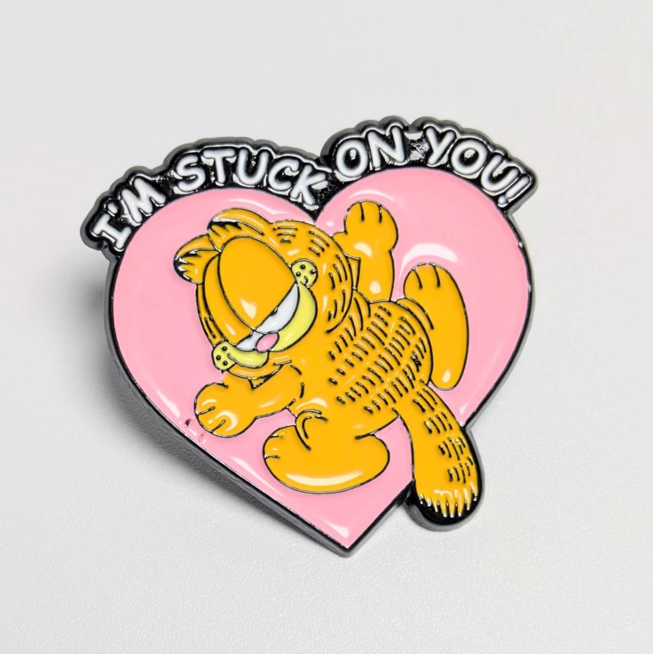 送料無料！ ★ピンズ PINS★ピンバッジ 【 Garfield (ガーフィールド) 】ハート“  I'M STUCK ON YOU ” 君に夢中♡〚アメリカン雑貨 アメトイ〛