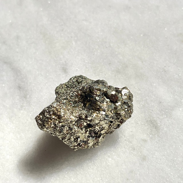 【超美石】パイライト　結晶原石　3228