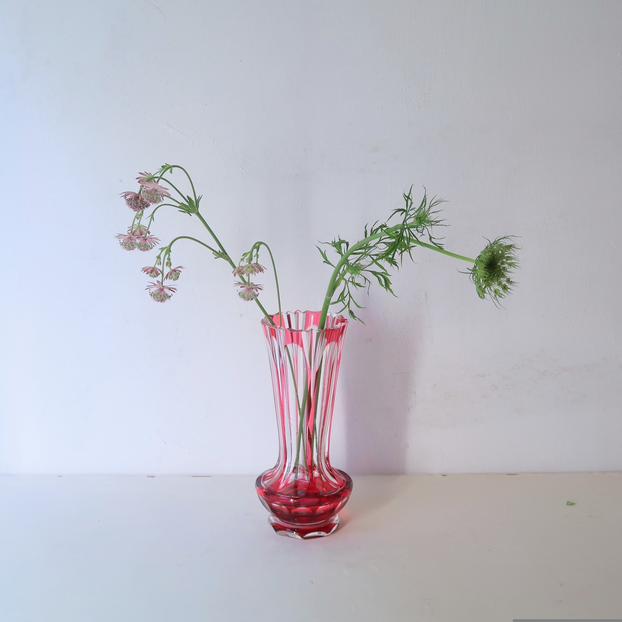 赤ピンクの切子花瓶