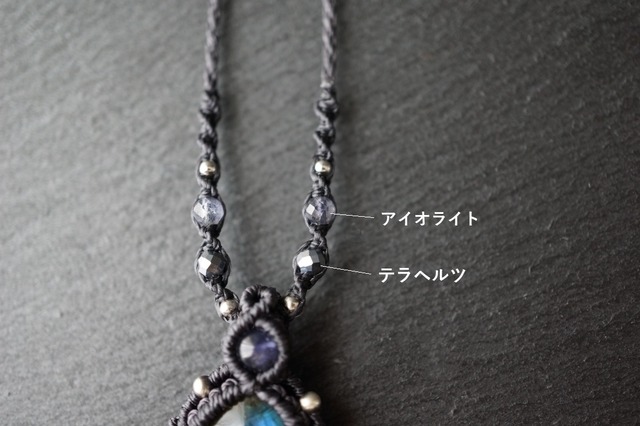 インド産ブルーラブラドライトのマクラメネックレス - 深海 -