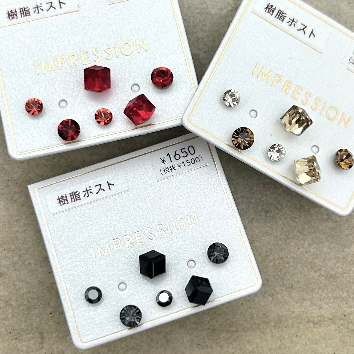 樹脂ポストピアス：ダークキューブ セット ピアス 樹脂 アレルギー対策  