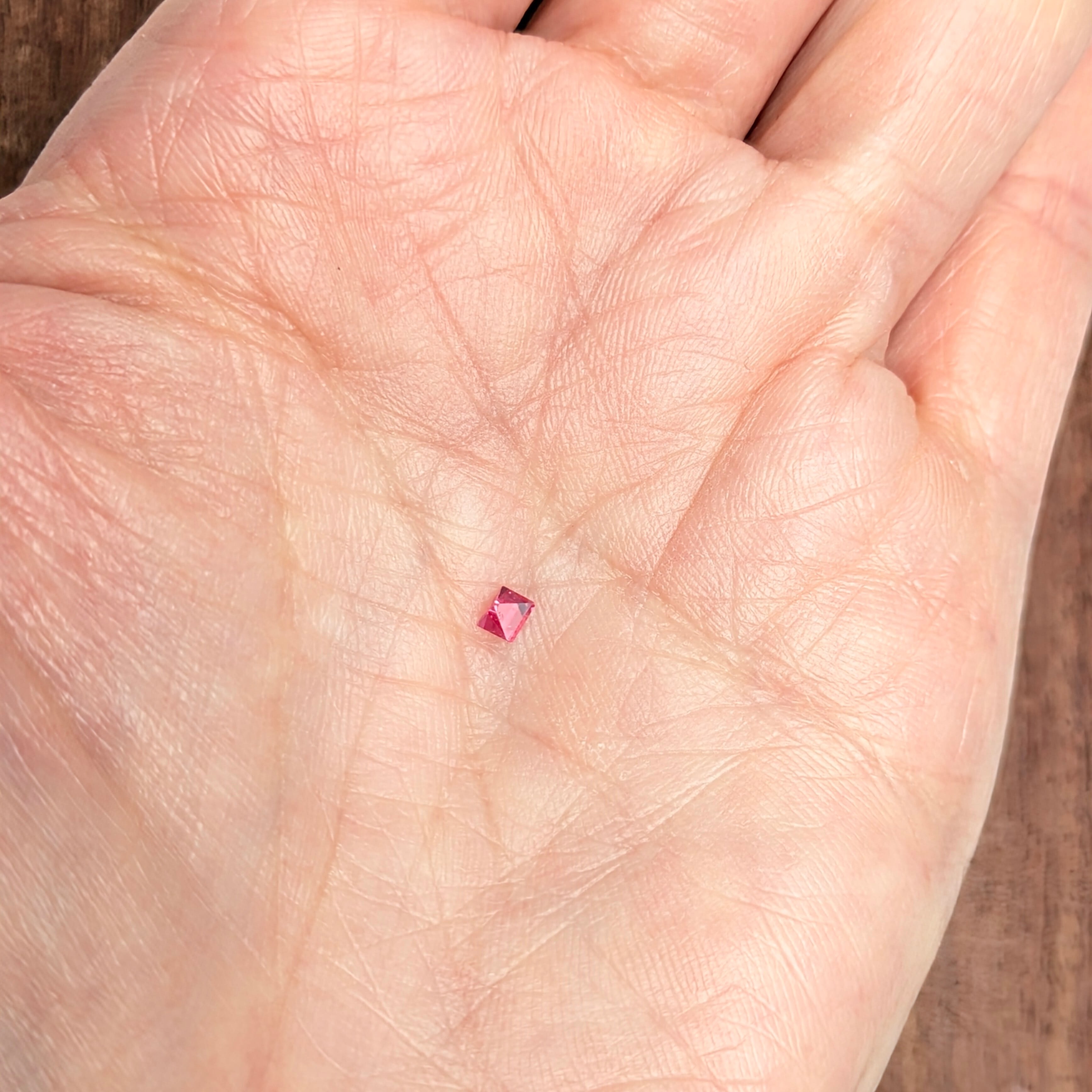 スピネル原石 ミャンマー・モゴック産【0.18ct】 PRO208152 | Gem's