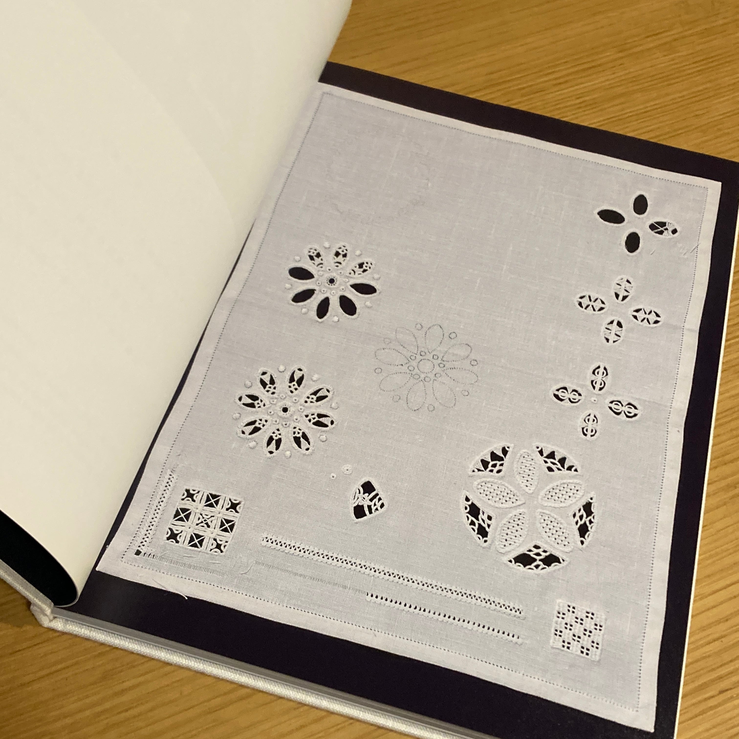 GRETHE 刺繡教室 デンマーク刺繍 サンプラー集 / 編集 homspun. 写真