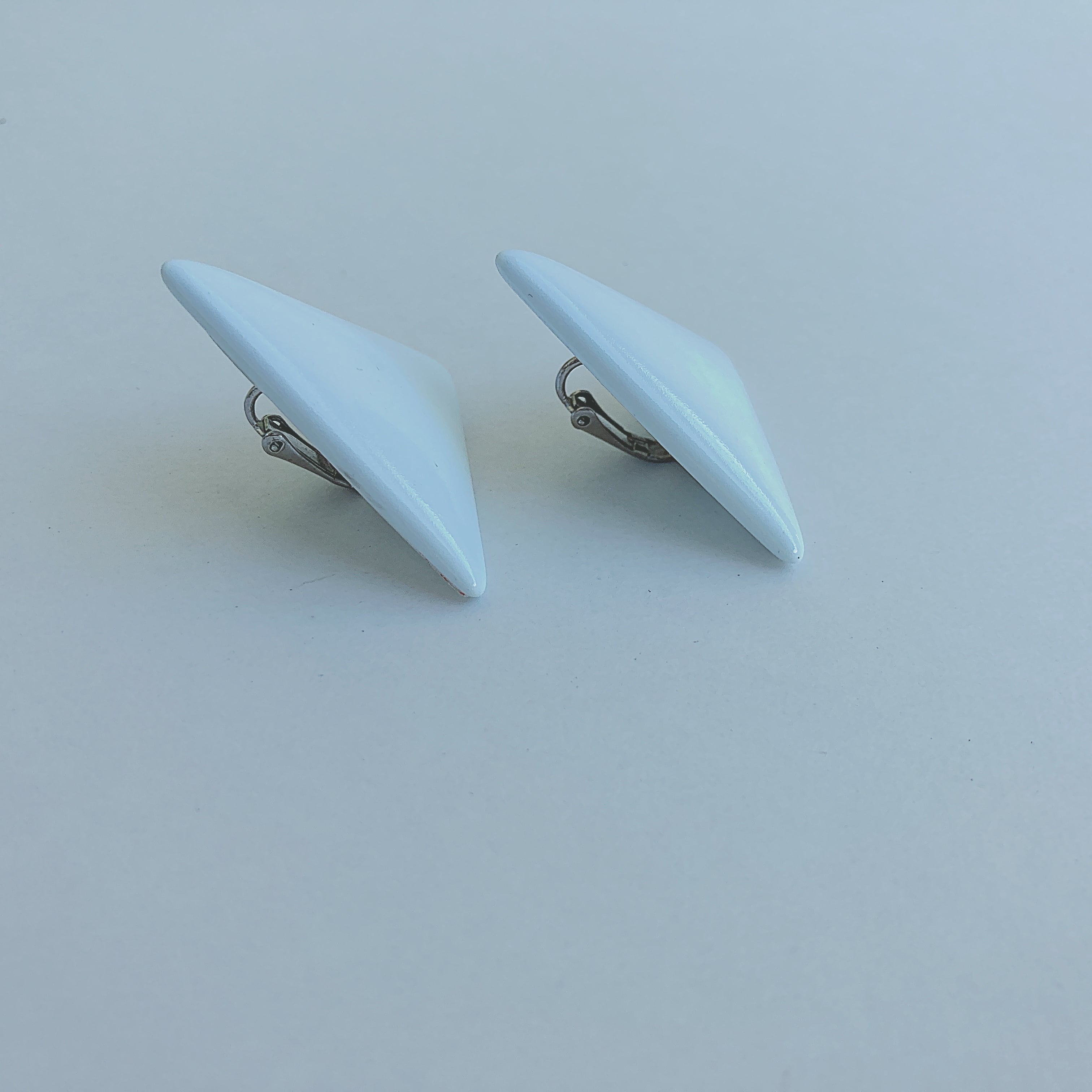 Vintage white plastic triangle earrings ヴィンテージ ホワイト