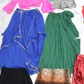 ベリーダンス 衣装 まとめ売り 70点以上 セット トップス スカート ズボン チョリ ピアス ネックレス 黒 白 金 青 上下セット 練習 レッスン アクセサリー パンツ ハーレムパンツ 頭飾り 花 つけまつげ ウィング オリエンタル トライバル