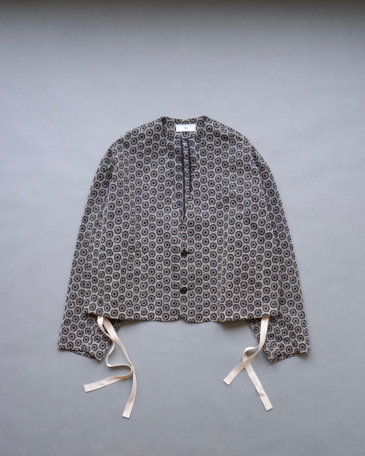 Urig ROUND EMB COLLARLESS SHORT JACKET (BLACK) sieni Online Store